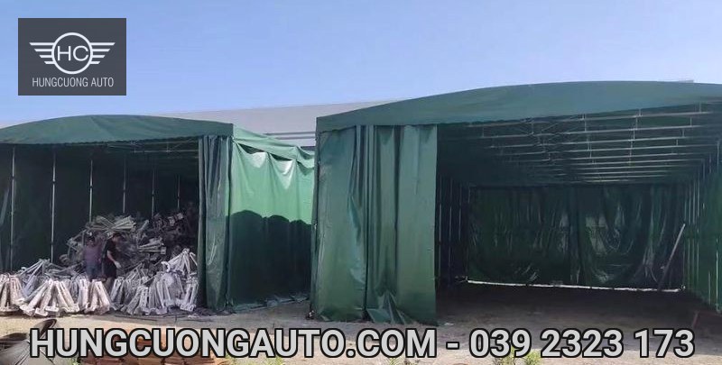 Hai khoang nhà bạt xanh, một khoang có vật tư tập kết