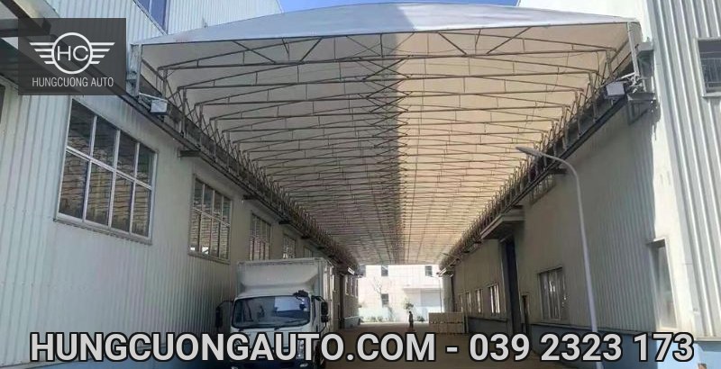 Hệ giàn mái bạt nối hai xưởng phía trên lối có xe tải