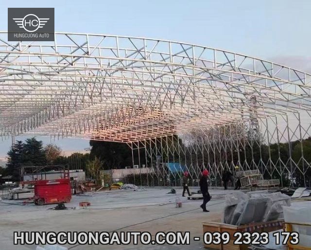 Hệ giàn mái chưa phủ bạt tại khu vực lắp dựng