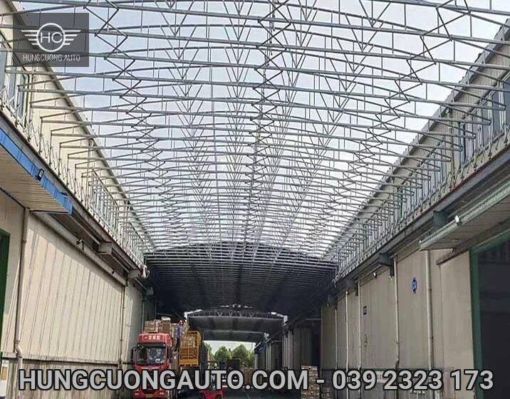Hệ khung giàn mái che phía trên sân nhà xưởng
