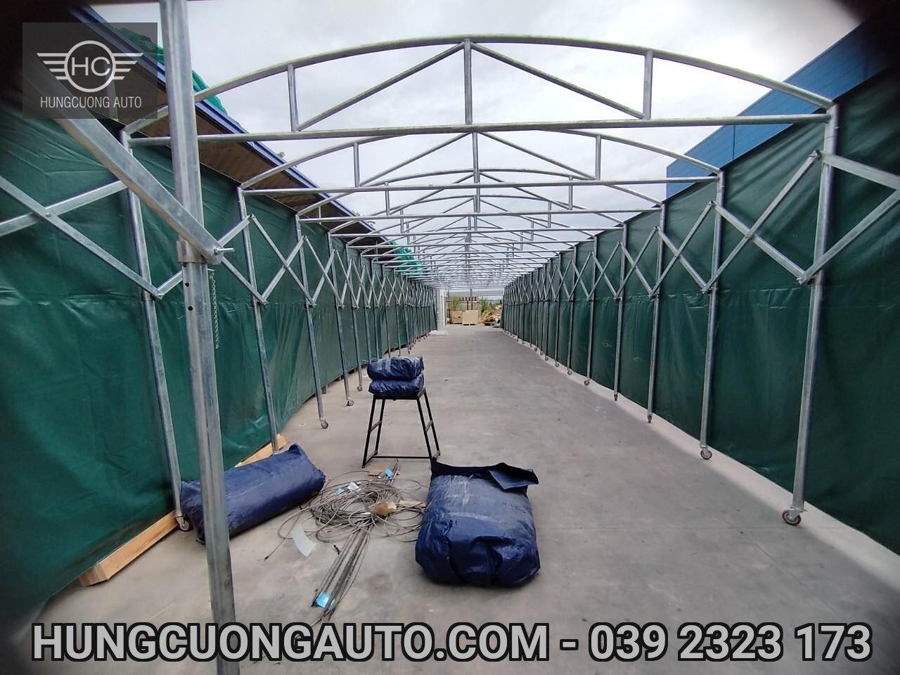 Hệ khung mái che và vách bạt xanh đang thi công