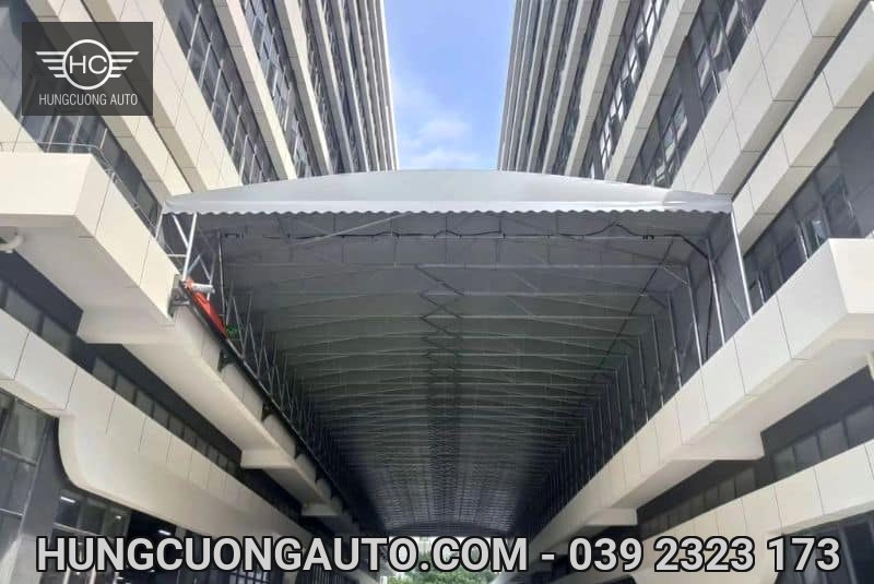 Hệ mái bạt trên cao giữa hai dãy nhà nhìn từ dưới