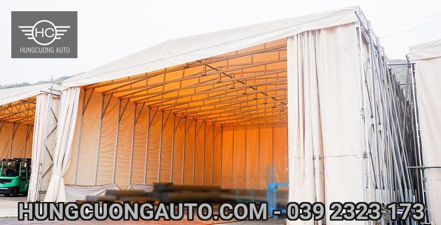 Không gian bên trong nhà bạt màu sáng có vách xếp