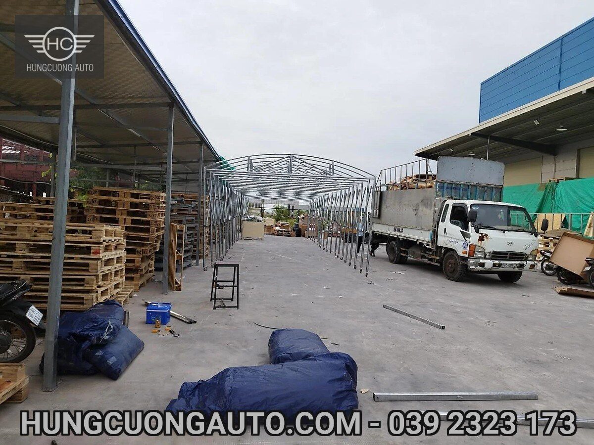 Khung mái che giữa hai dãy nhà xưởng đang lắp dựng Khung mái che giữa hai dãy nhà xưởng đang lắp dựng
