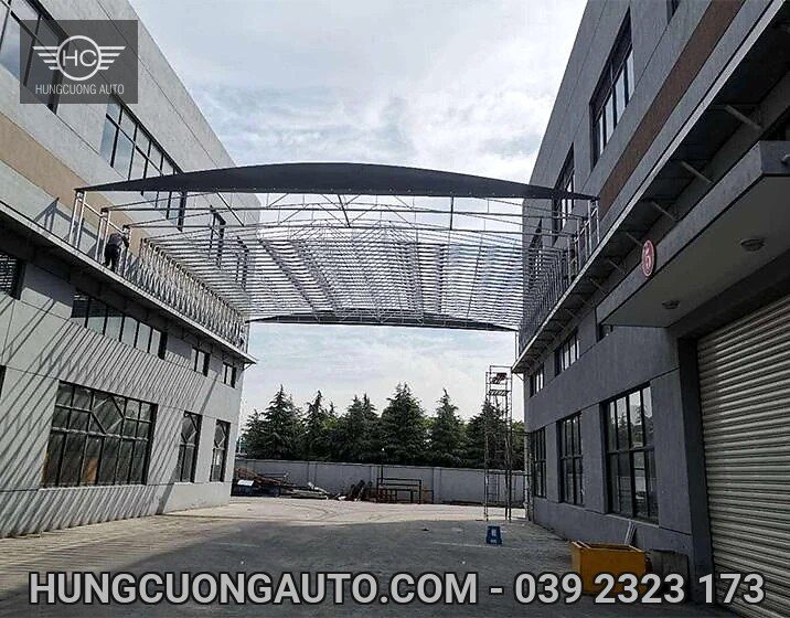 Khung mái che lộ thiên giữa hai nhà xưởng
