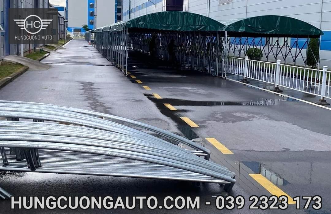 Các khung vòm tập kết phía trước dãy mái bạt xanh trong sân