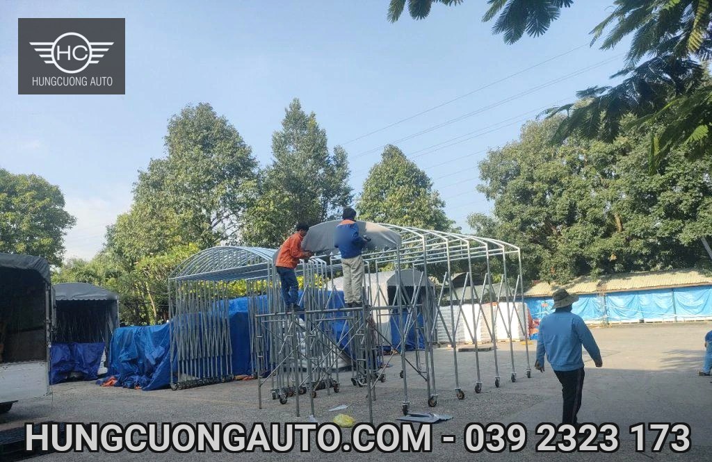 Người lắp bạt lên khung vòm có bánh xe tại sân gia công
