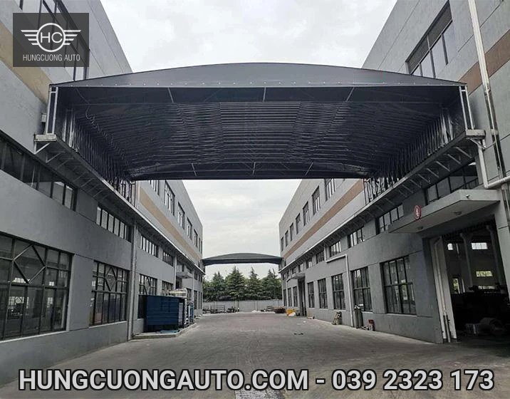 Mái bạt giữa hai dãy nhà xưởng ở trạng thái thu gọn