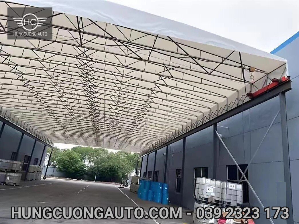 Mái bạt khung giàn màu trắng phía trước nhà xưởng Mái bạt khung giàn màu trắng phía trước nhà xưởng