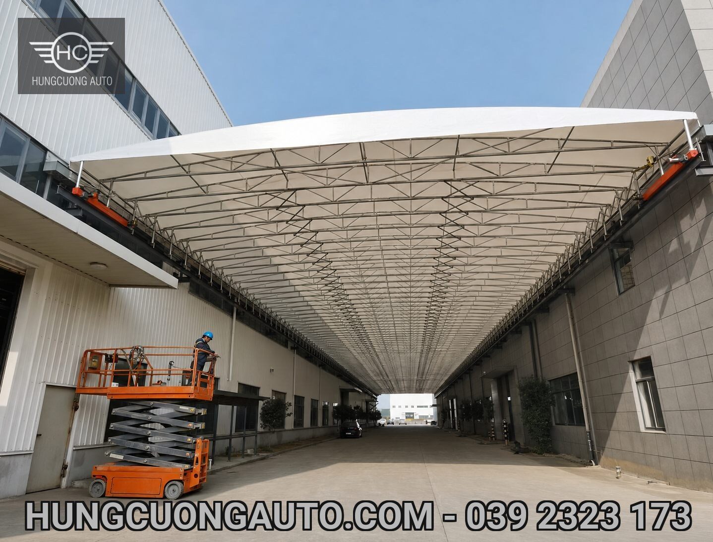 Mái bạt trắng khung giàn giữa hai nhà xưởng với xe nâng người