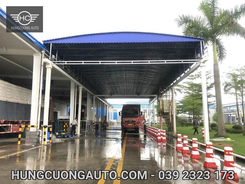 Mái bạt trên cao che làn xe trong khu nhà máy