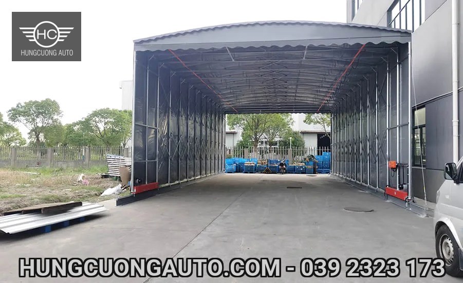 Mái bạt xám có khung giằng dọc lối sân cạnh nhà xưởng