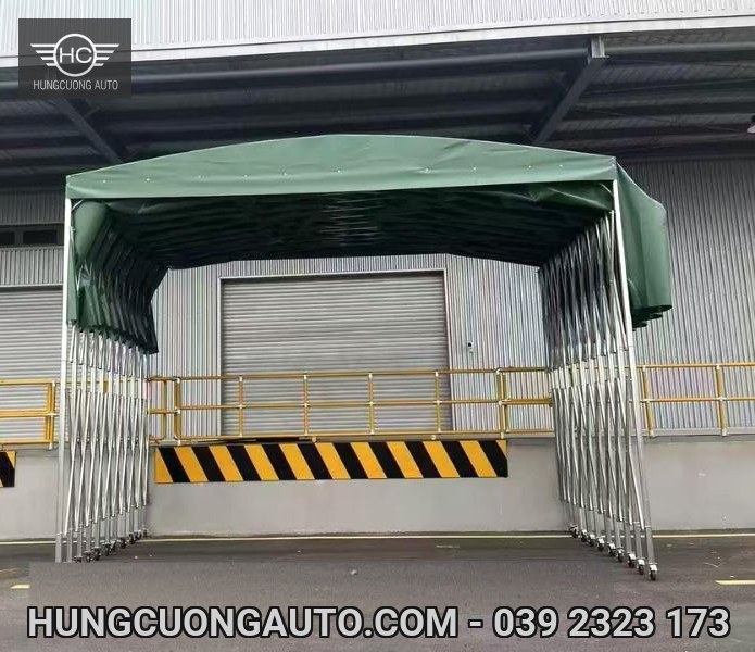 Mái bạt xanh thu gọn trước cửa kho và sàn bốc dỡ