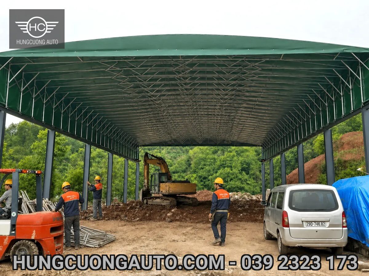 Mái che khung giàn màu xanh tại khu vực thi công ngoài trời