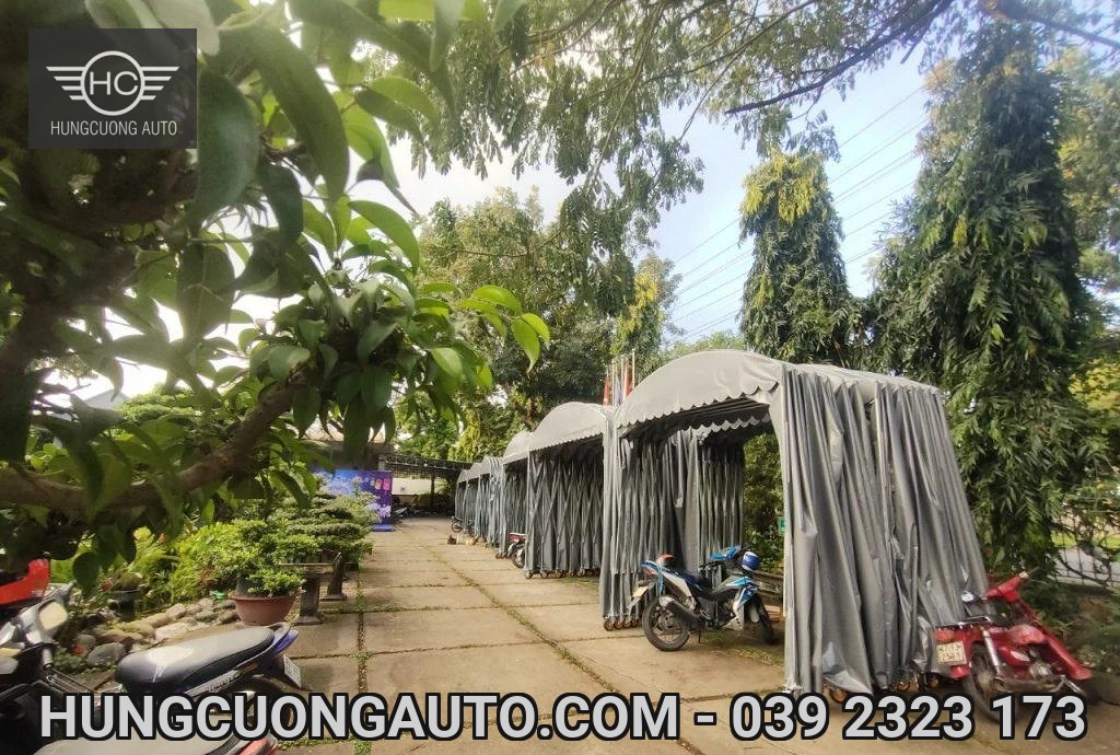 Các mái vòm bạt xám thu gọn trên bánh xe tại sân ngoài trời