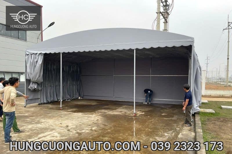 Mặt trước nhà bạt xám với rèm mở và khung bên