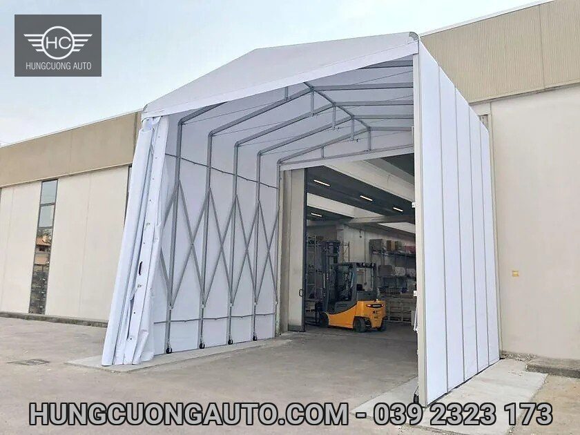 Nhà bạt màu trắng nối cửa kho với sân