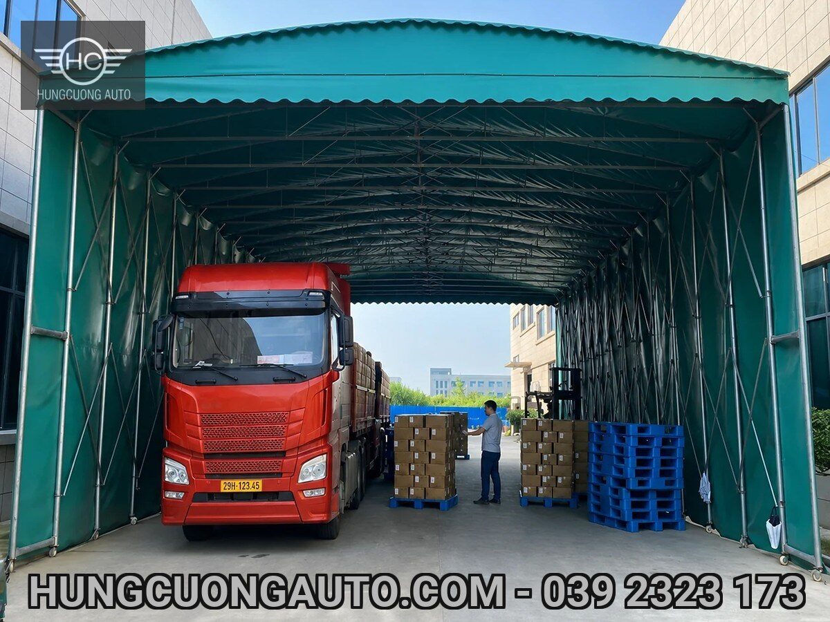 Nhà bạt màu xanh che khu vực xe tải và pallet