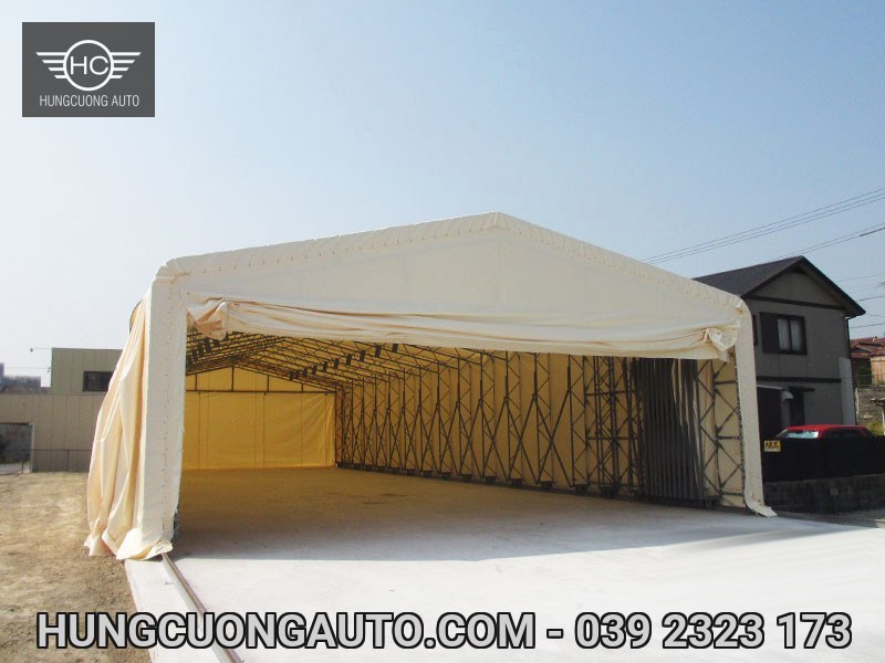 Nhà bạt sáng màu mở rèm cửa trên sân bê tông