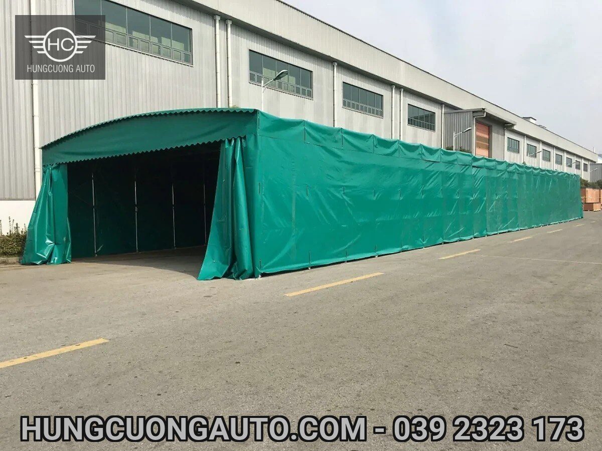 Nhà bạt xanh có vách bao bên cạnh nhà xưởng