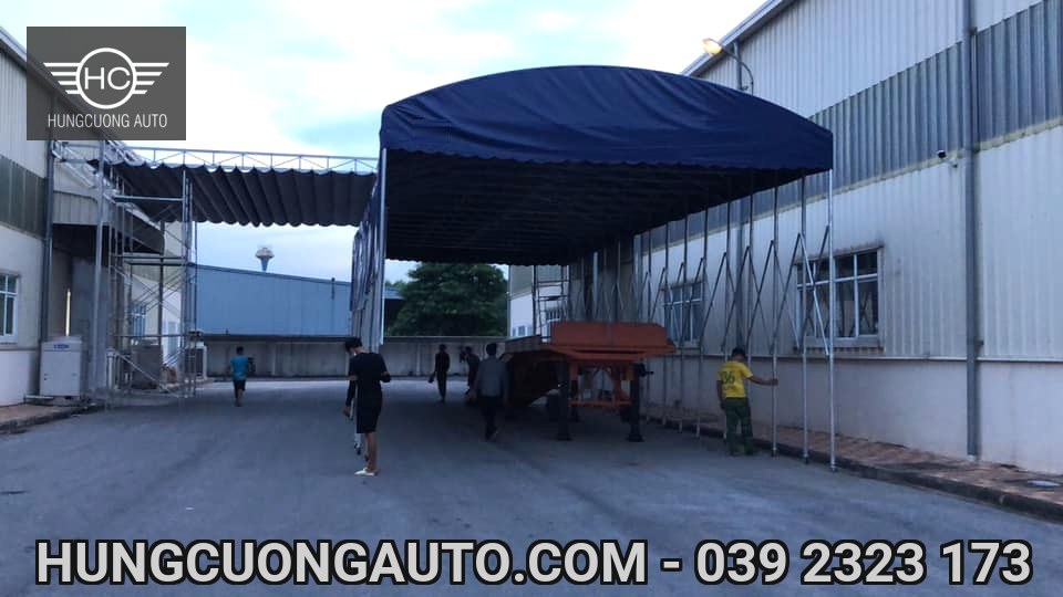 Thao tác khung mái bạt bên thiết bị trong sân nhà xưởng