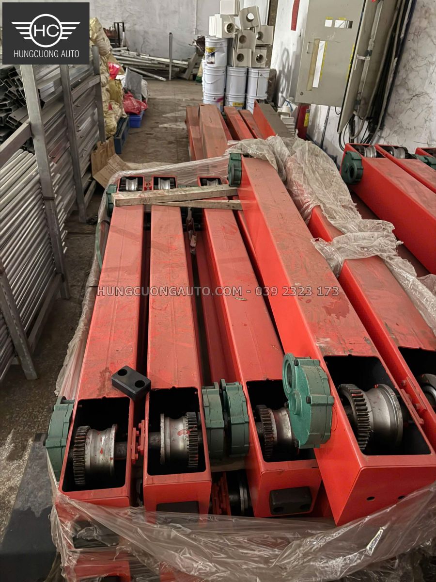 Kiểm tra dầm đầu và liên kết bánh xe mái che di động