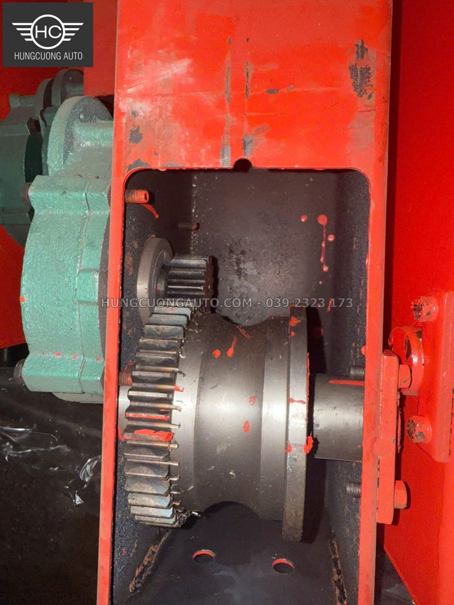 Bánh răng dẫn động bên trong dầm đầu mái che khung giàn