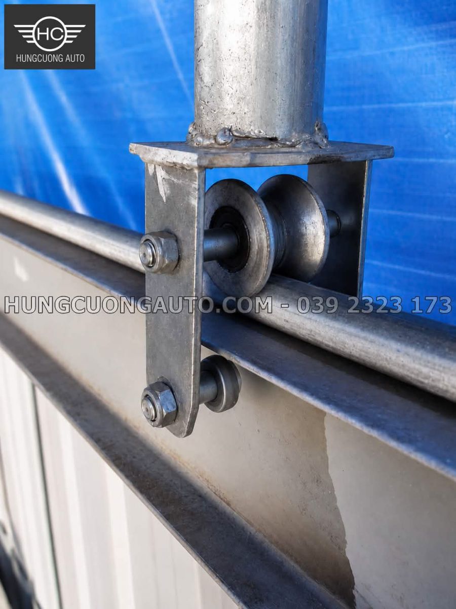 Cụm bánh xe và con lăn chống nhấc mái che khung giàn