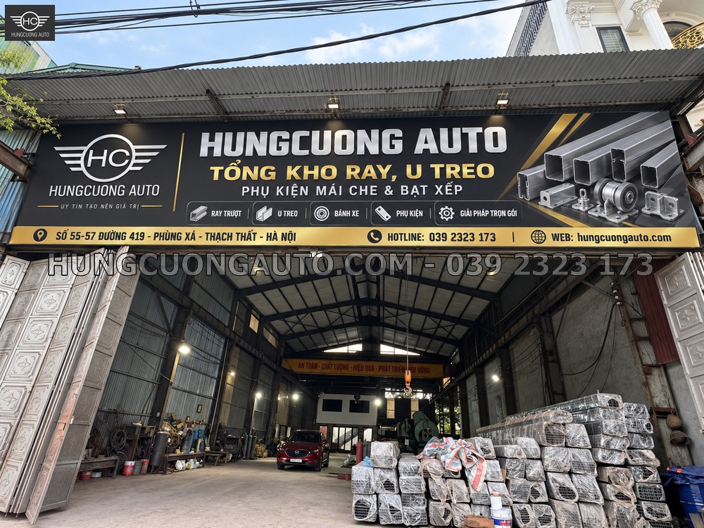 Khu vực kho và biển HUNGCUONG AUTO với các bó ray U treo