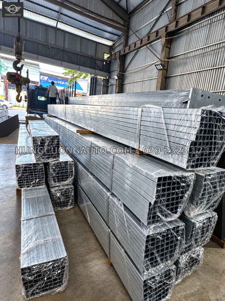 Nhiều bó ray U treo xếp chồng trong kho