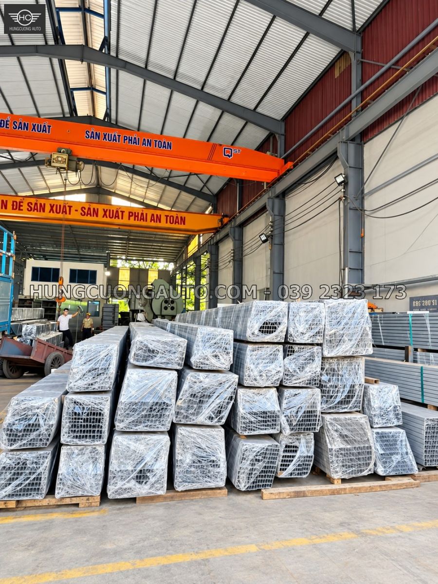Các bó ray U treo xếp trong xưởng
