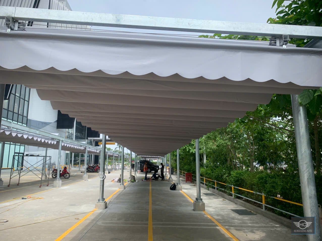 Hệ bạt xếp lượn sóng đã trải che dọc một dãy đỗ xe tại Hải Phòng