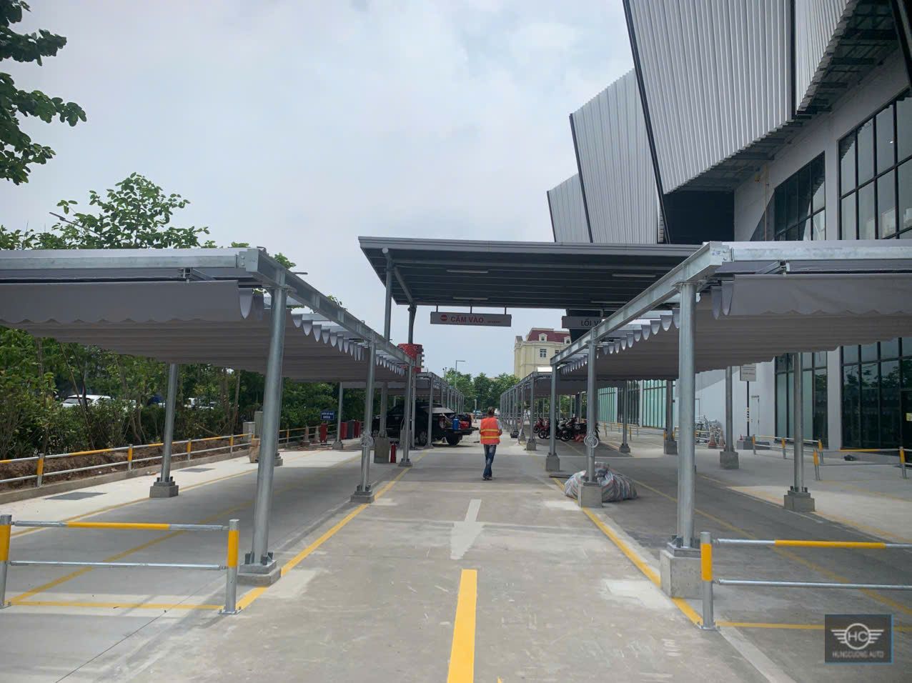 Toàn cảnh các dãy mái bạt xếp kéo tay tại khu vực đỗ xe ở Hải Phòng