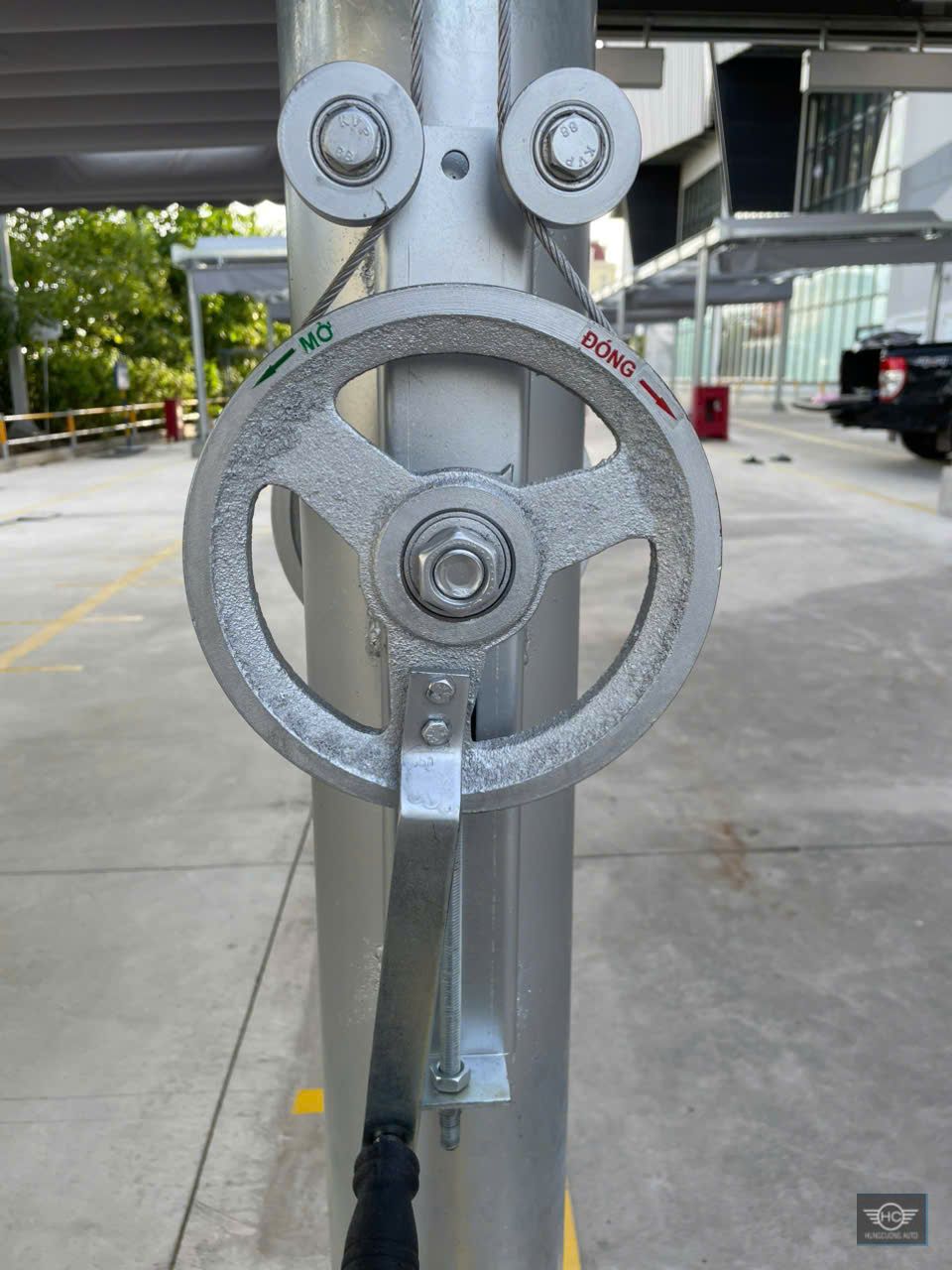 Tay quay Mở Đóng và cáp inox của hệ mái bạt xếp kéo tay
