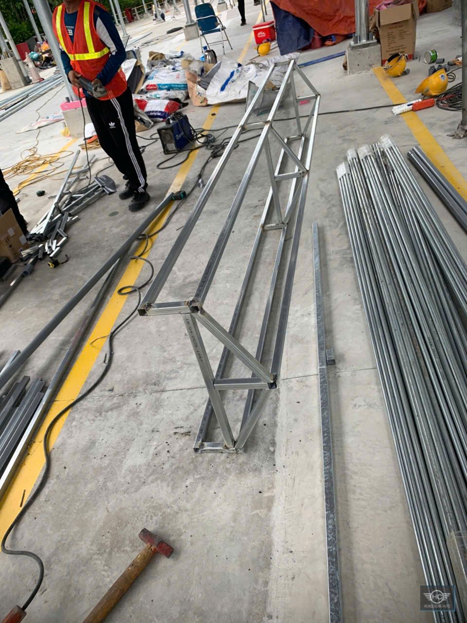 Thanh xếp và vật tư mái bạt được tập kết, gia công theo từng cụm tại công trình