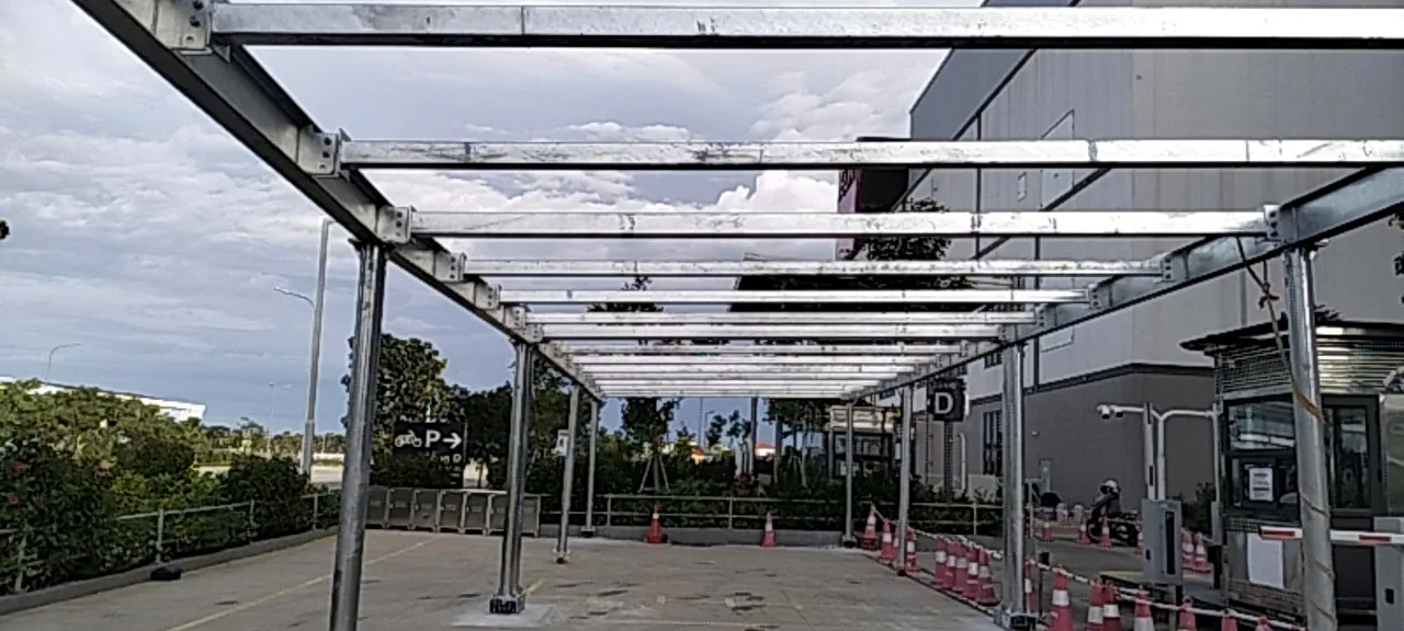 Hệ khung thép mạ kẽm trước khi lắp bạt tại AEON Mall Huế