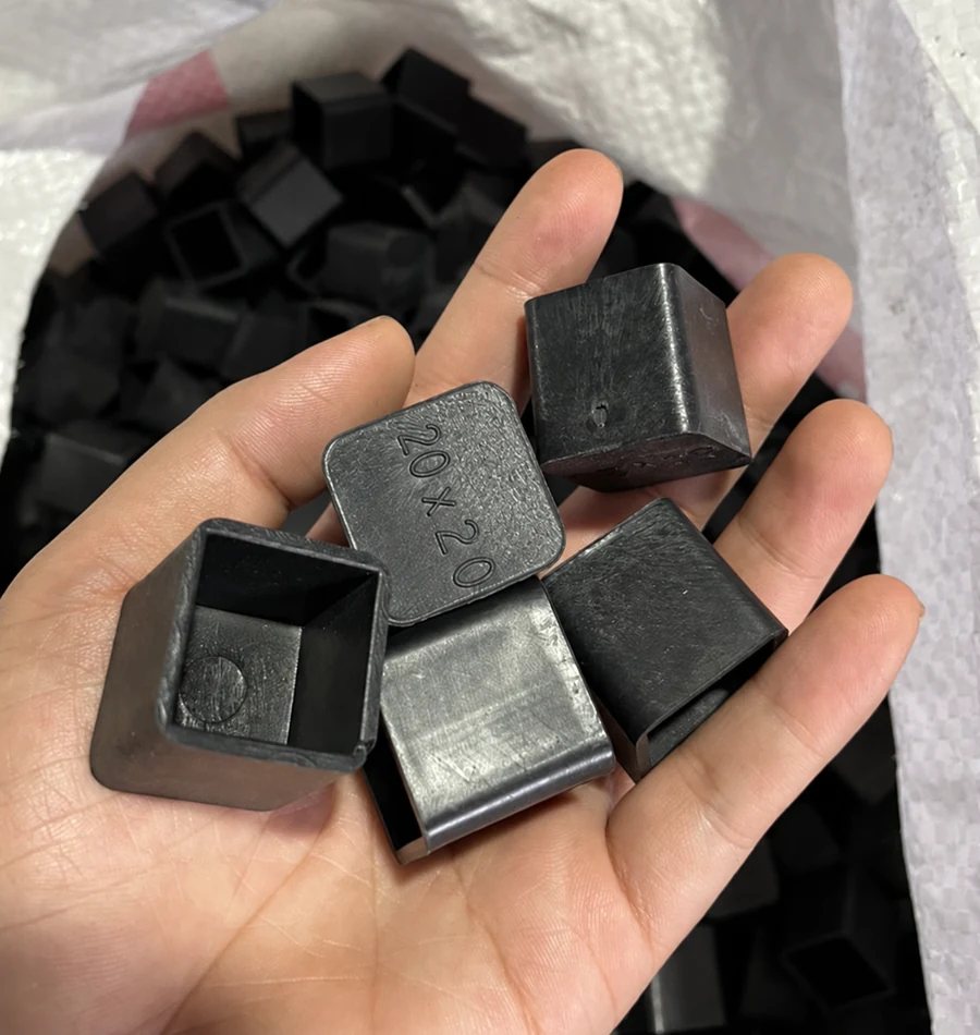 Mua sỉ bịt đầu ống và phụ kiện: thông tin cần gửi để báo giá Các nắp hộp vuông màu đen đặt trong lòng bàn tay
