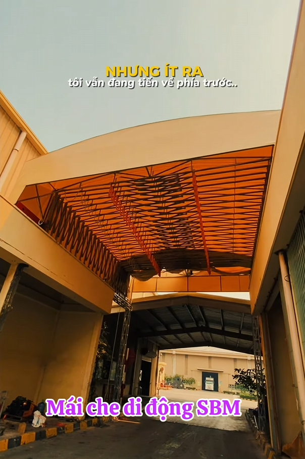 Mái Khung Giàn Nên Dùng Kéo Tay Hay Motor?